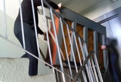 Изображение спуск шкафа по лестнице